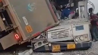 Hindistan'da meydana gelen kaza sonucunda 20 kişi hayatını kaybetti.
