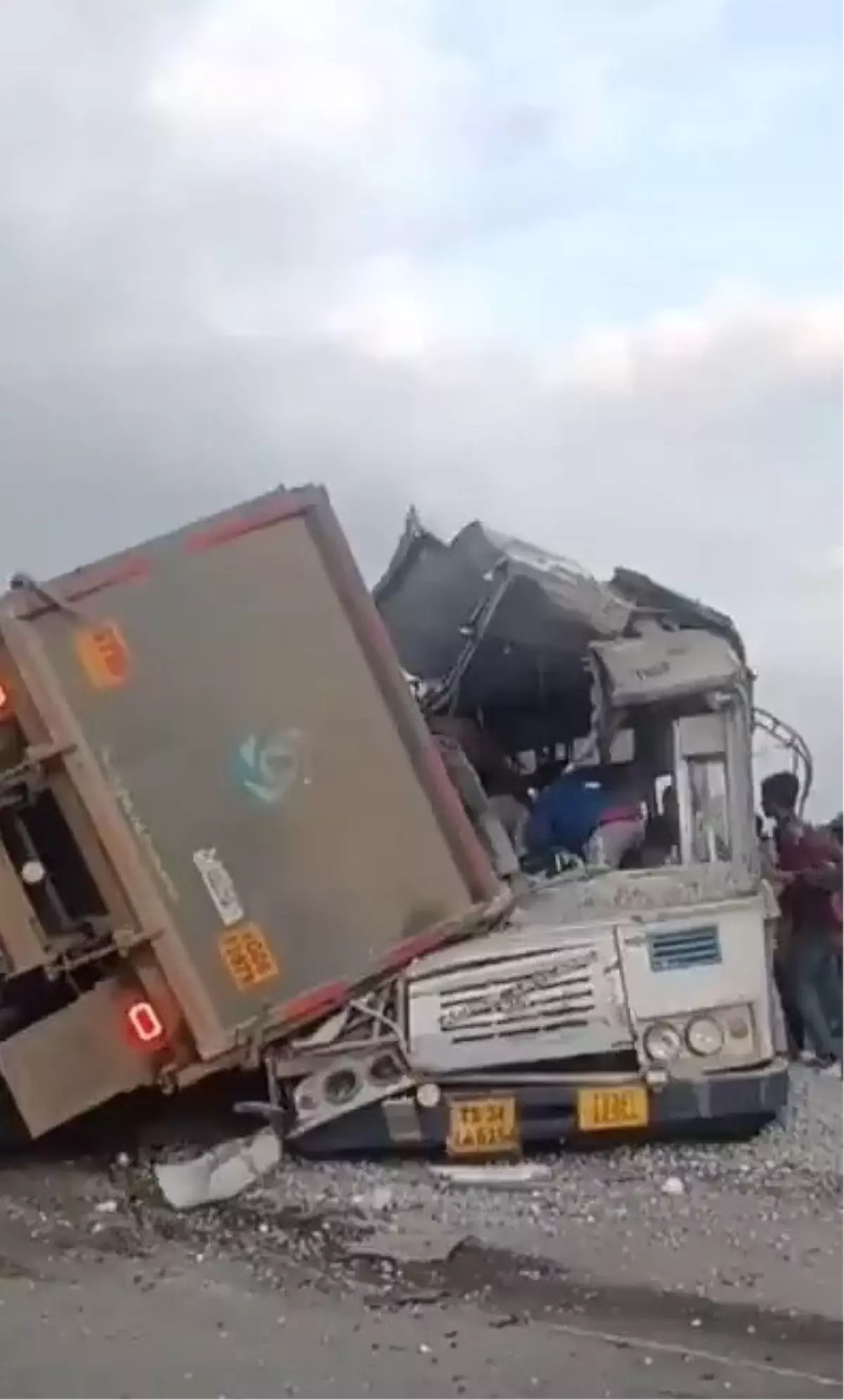 Hindistan'da Trafik Kazasında 20 Kişi Hayatını Kaybetti.