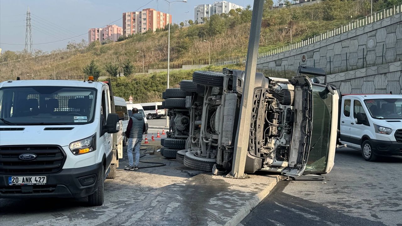 İstanbul Sarıyer'de mikser ile servis aracı çarpıştı.