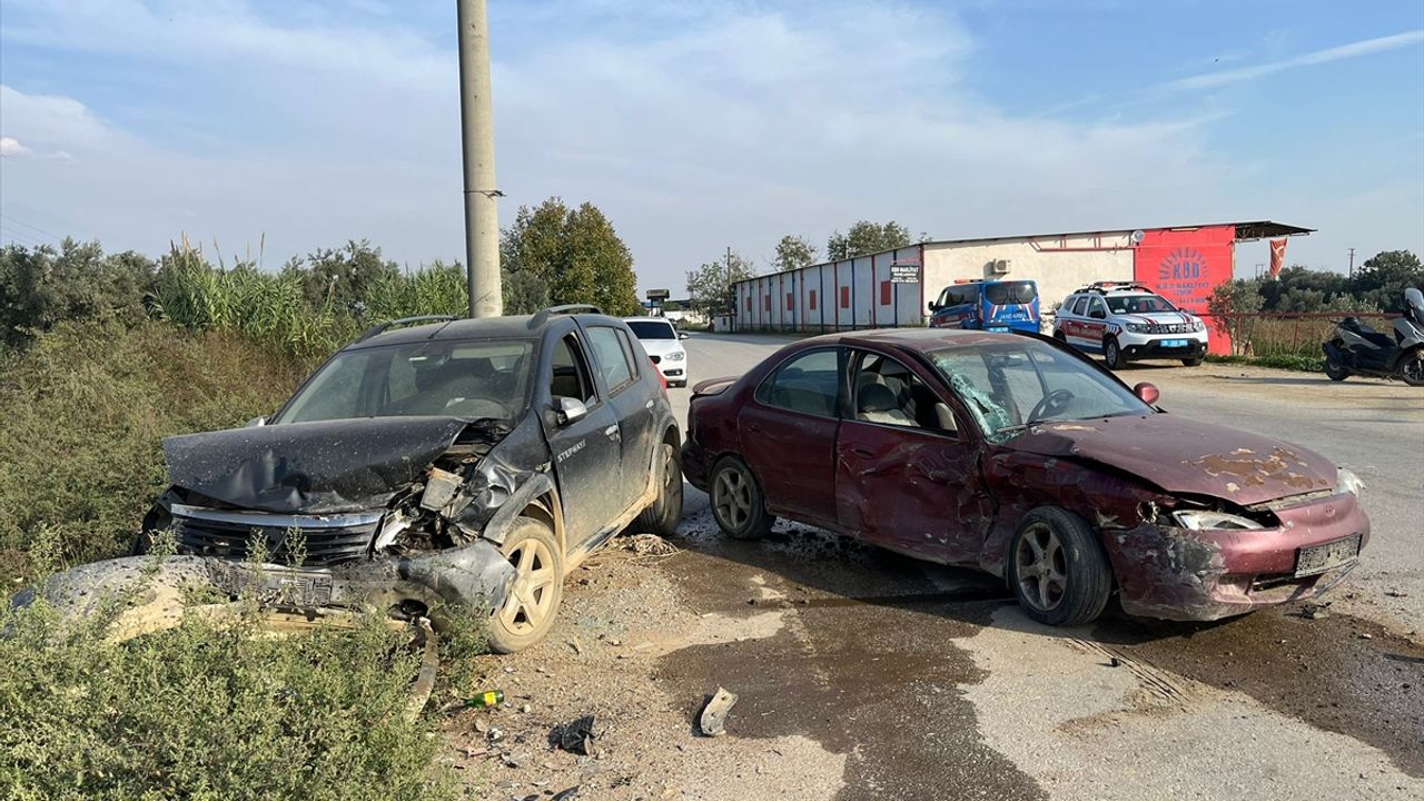 İzmir'de iki araç kaza yaptı, sürücüler yaralandı.