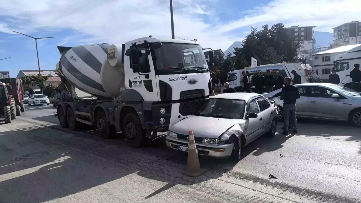 Muş ile Bitlis arasındaki karayolunda ardışık trafik kazası meydana geldi.