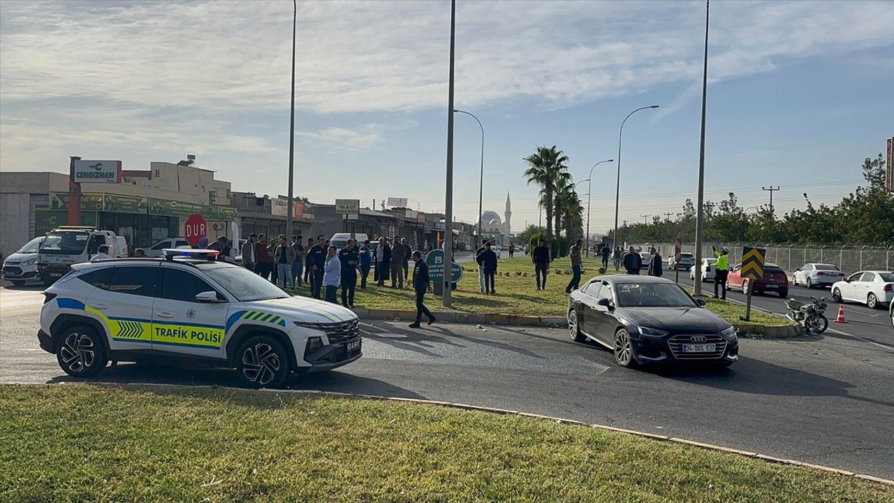Şanlıurfa'da arabayla motosikletin karıştığı trafik faciasında 2 kişi hayatını kaybetti.