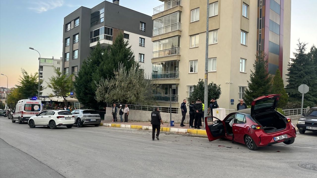 Uşak'ta meydana gelen trafik kazasında anne ve kızı yaralandı.