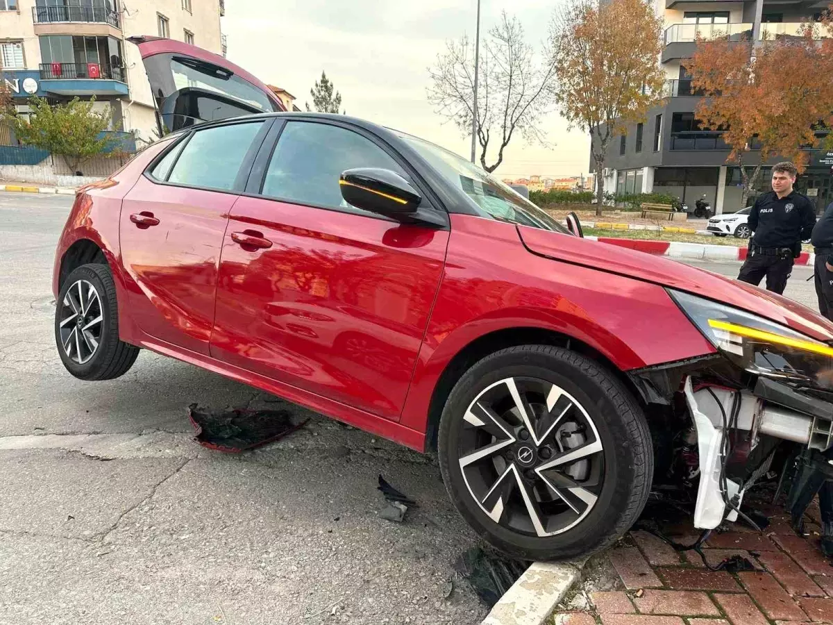 Uşak'ta trafik kazası sonucu 2 kişi yaralandı.