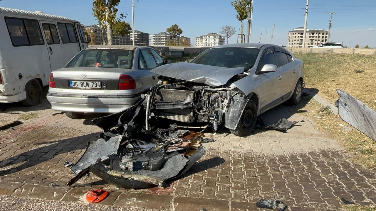 Aksaray'da park halindeki araçlara çarpan araba kazasında 2 kişi yaralandı.