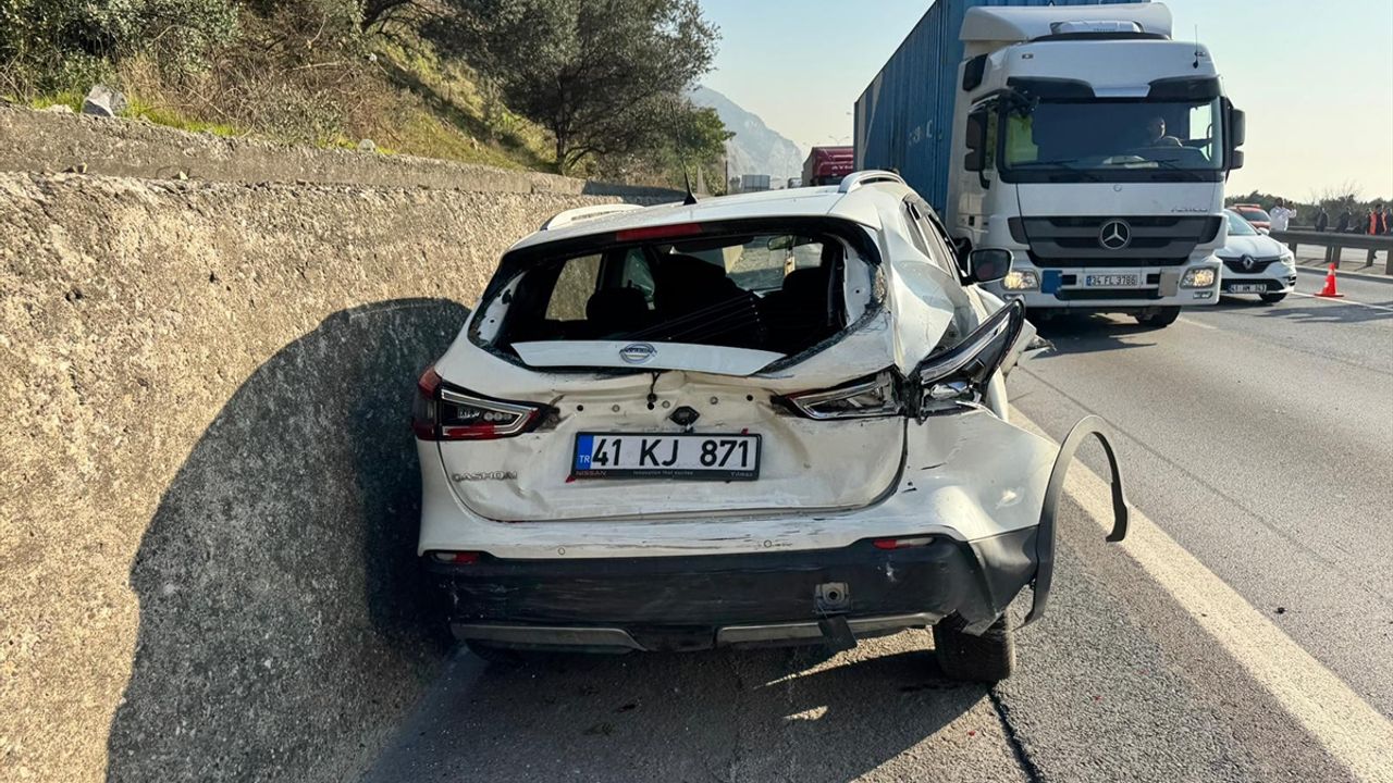 Anadolu Otoyolu Kocaeli bölümünde zincirleme trafik kazası nedeniyle ulaşım kesintiye uğradı.