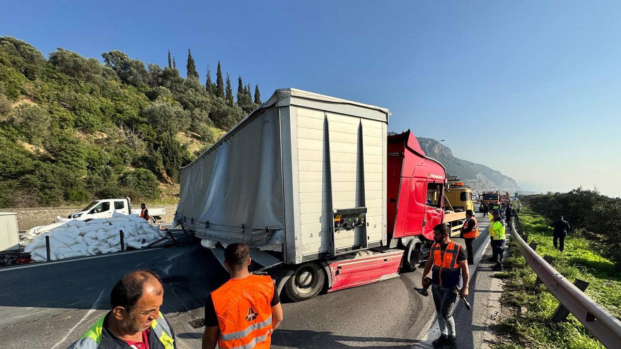 Anadolu Otoyolu'nda ardışık kaza: Kocaeli'den Ankara istikameti trafiğe kapandı