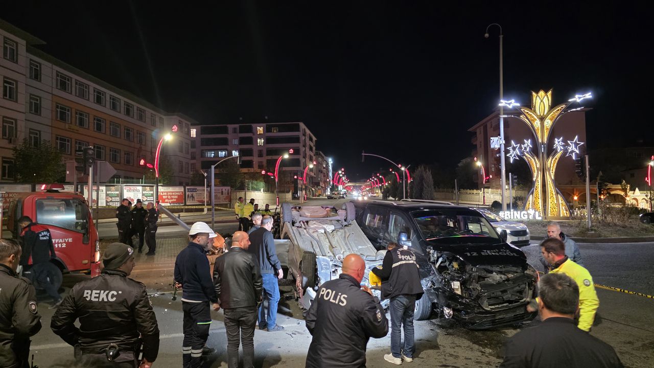 Bingöl'de araçlar çarpıştı, 4 kişi yaralandı.