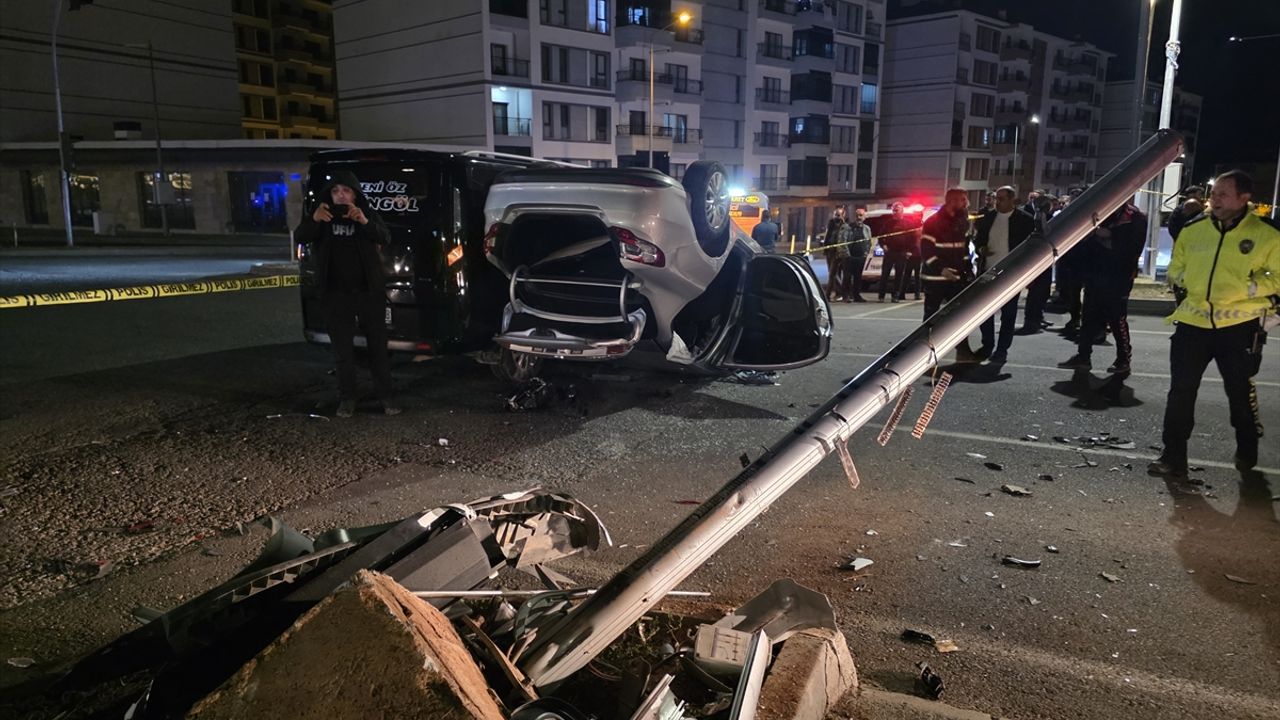Bingöl'de meydana gelen trafik kazasının görüntüsü: 4 kişi yaralandı.