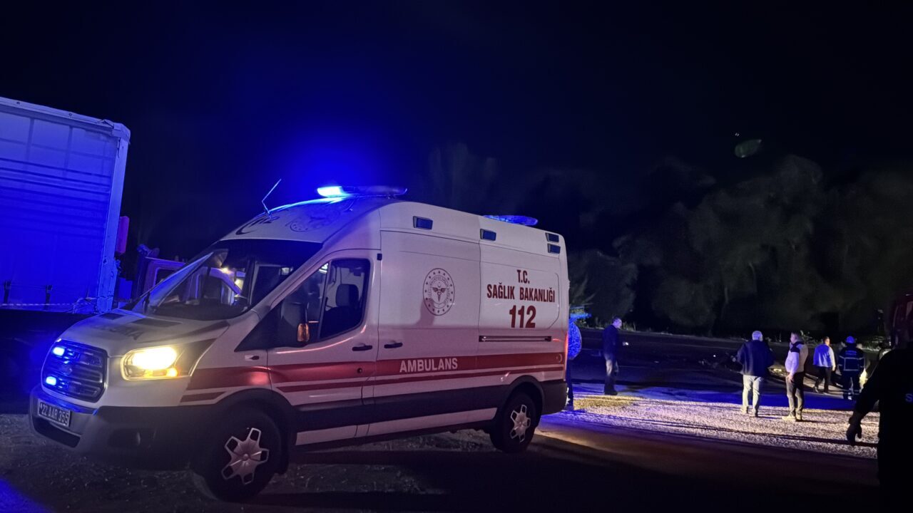Edirne'de araçların birbirine çarptığı kazada 1 kişi hayatını kaybetti, 1 kişi yaralandı.