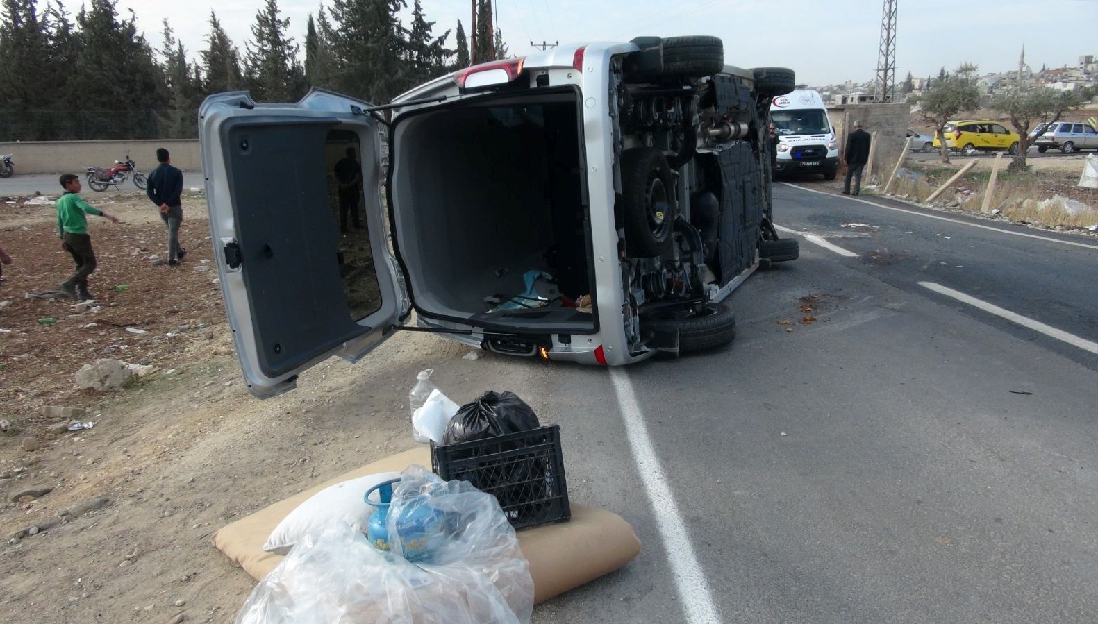 Hafif ticari araç, otomobile çarptı: 4 kişi yaralı