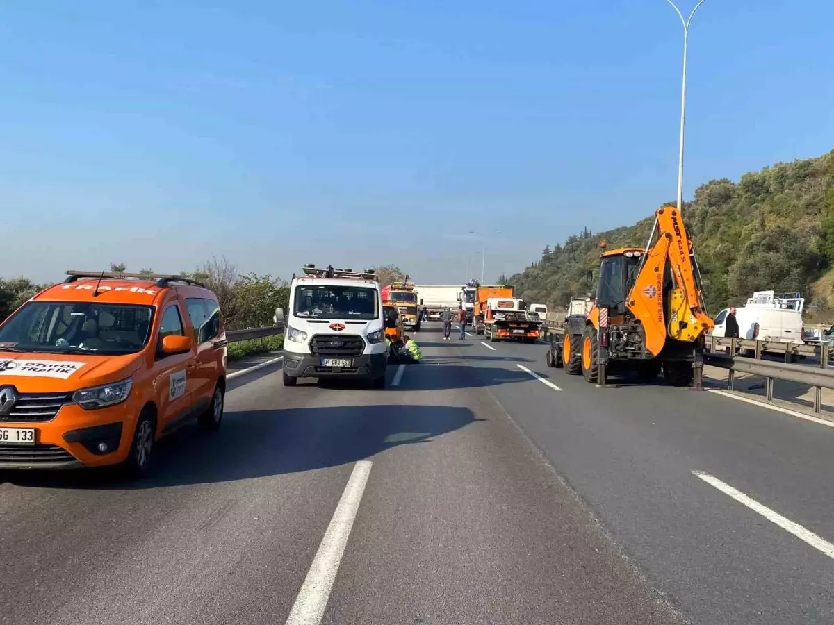 Kocaeli TEM Otoyolu'nda Tır Kaza Sonucu Uzun Süre Trafik Kapalı Kaldı.
