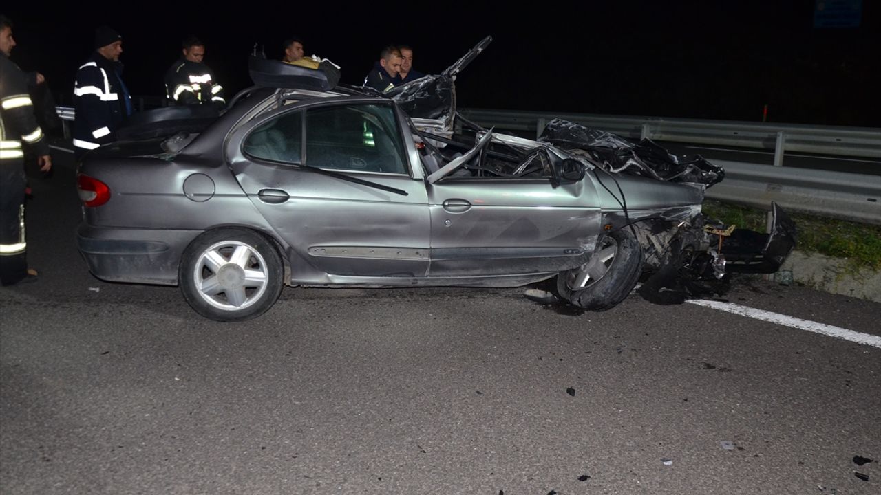 Kütahya'da araba ile tırın karıştığı trafik kazasında sürücü öldü.