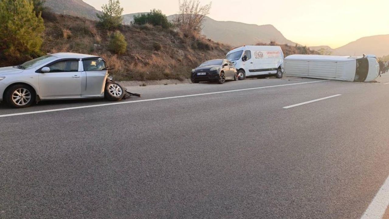 Sakarya yolu kazasında 3 kişi yaralandı.