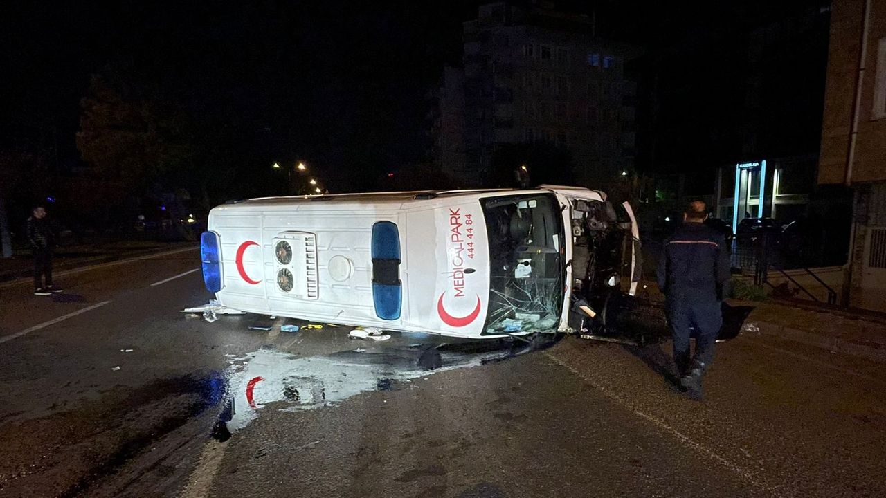 Samsun Atakum'da ambulans ile araç çarpıştı, 5 kişi yaralandı.
