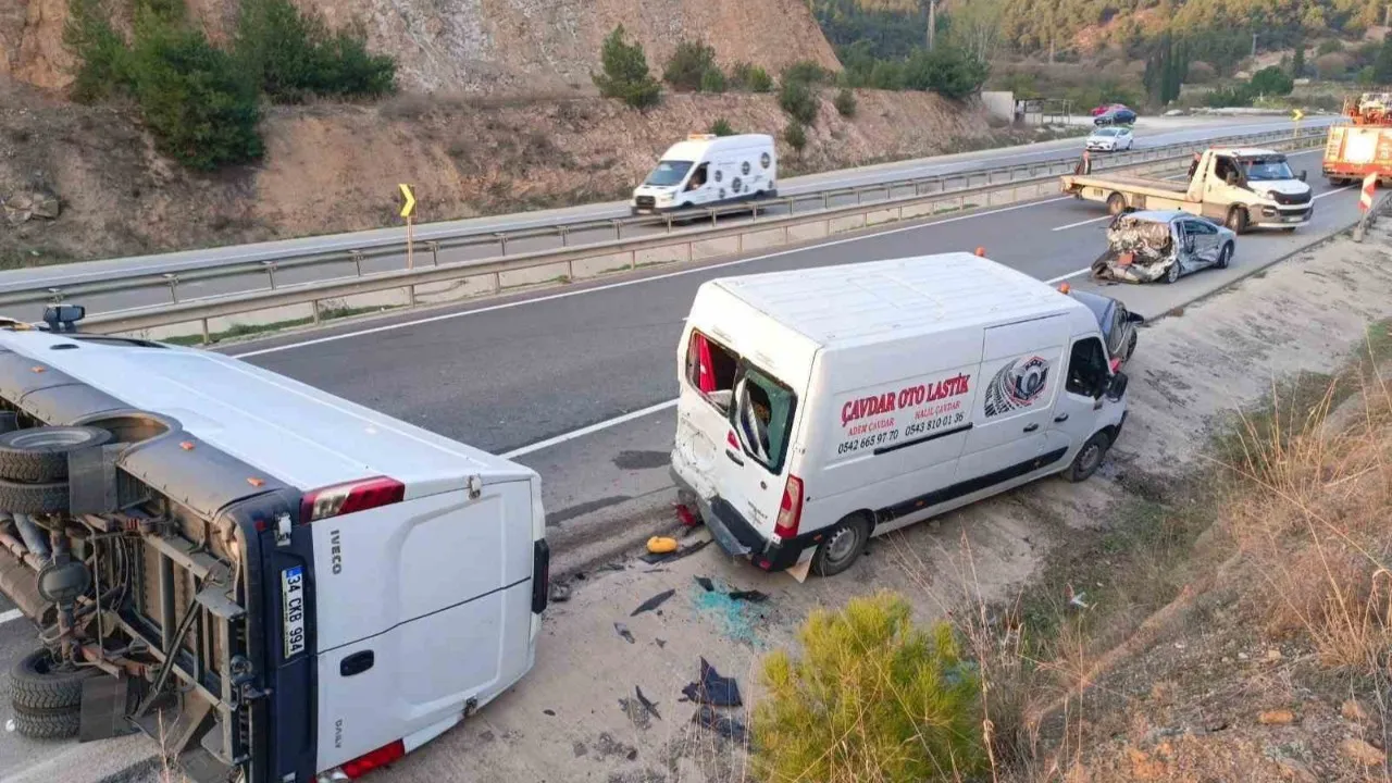 Trafik kazasında zincirleme çarpışma sonucunda 4 araç bir araya geldi ve 3 kişi yaralandı.