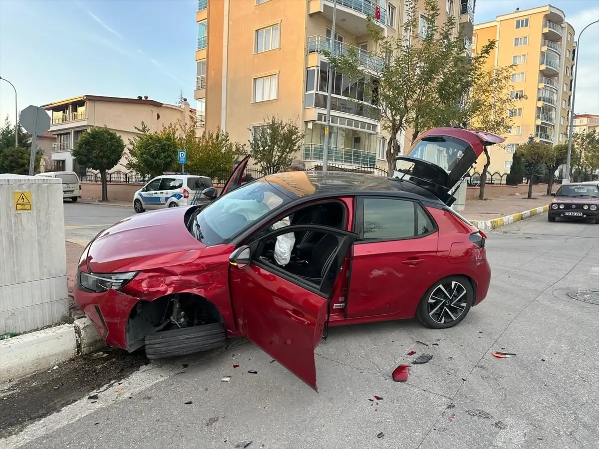 Uşak'ta trafik kazasında anne ve kızı yaralandı.