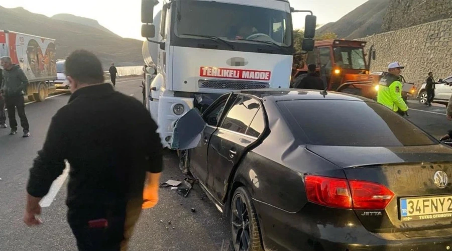 Van-Hakkari Karayolunda Korkunç Kaza: 4 Kişi Birden Hayatını Kaybetti