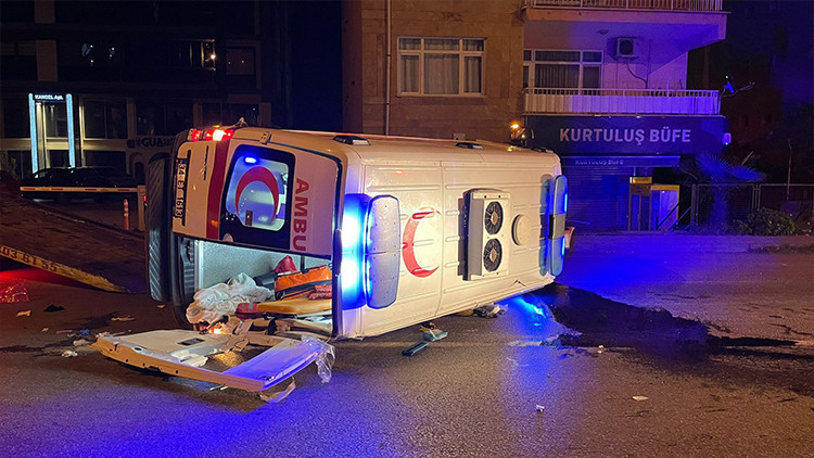 Ambulans araç kaza yaptı, 5 kişi yaralandı.