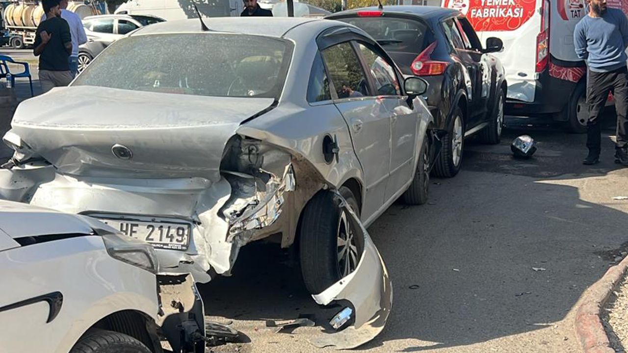Batman'da ardışık kazalar meydana geldi.