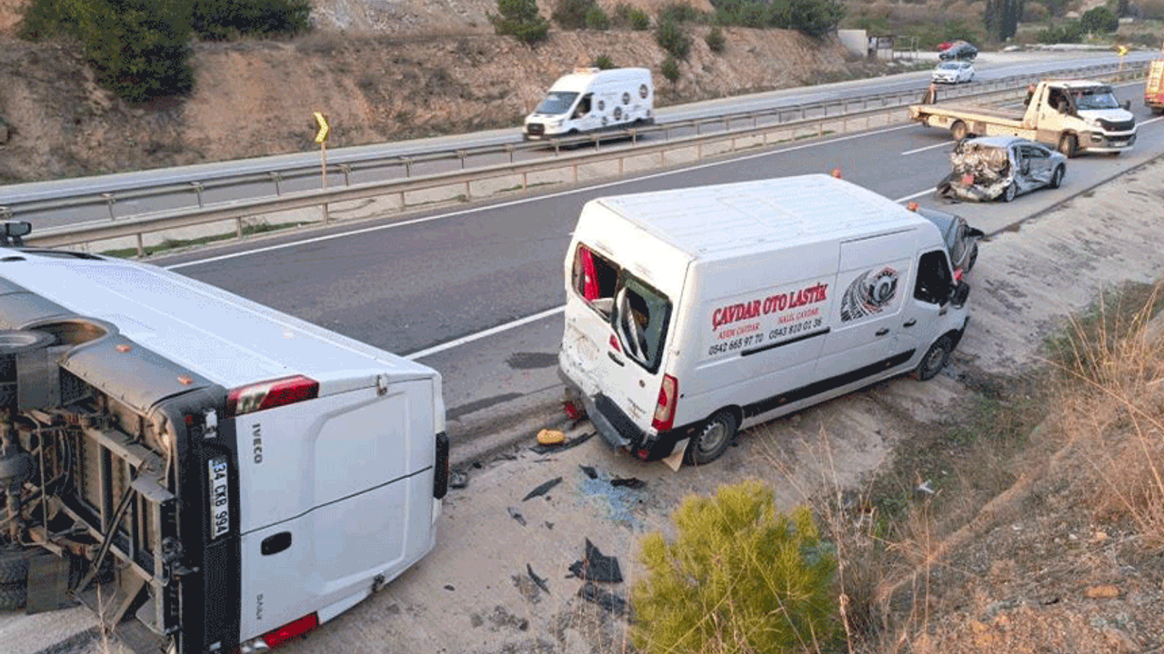 Bilecik'te zincirleme 4 araçlı trafik kazası meydana geldi.
