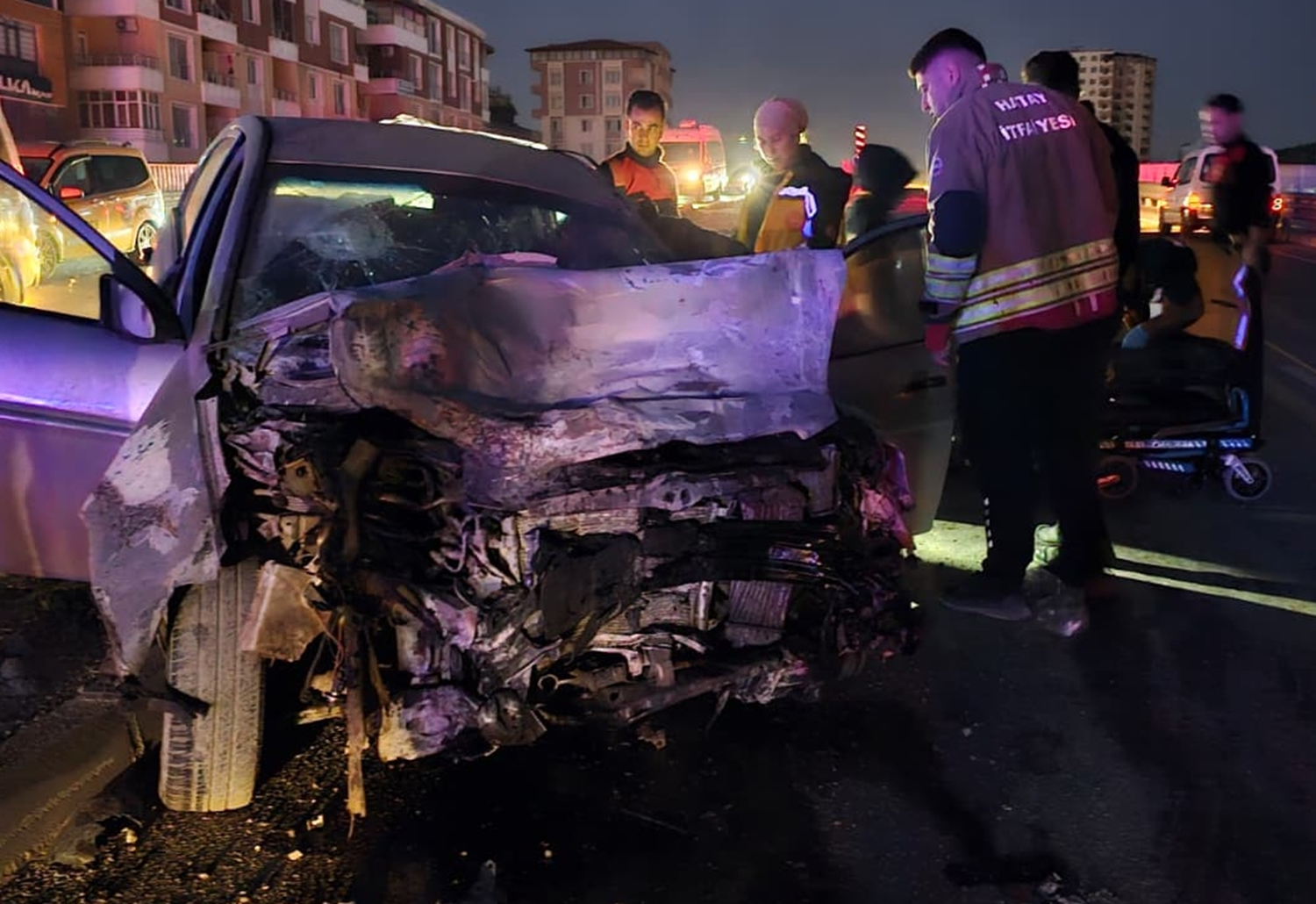 Hatay'da araba ile minibüsün çarpıştığı kaza sonucunda 11 kişi yaralandı.
