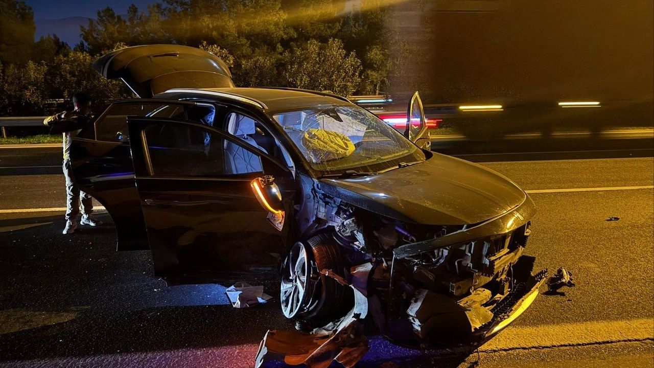 İzmir'de trafik kazasında araç yanarak 7 kişi yaralandı.