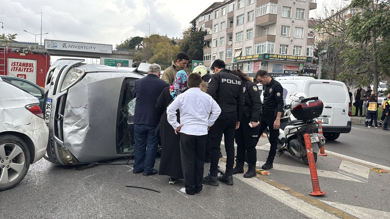 Kadıköy'de üç aracın karıştığı zincirleme kaza trafikte sorun yarattı.