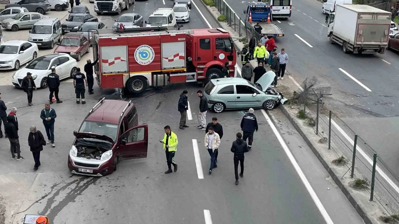 Kapaklı'da meydana gelen trafik kazası nedeniyle yol 1 saat boyunca trafiğe kapandı.