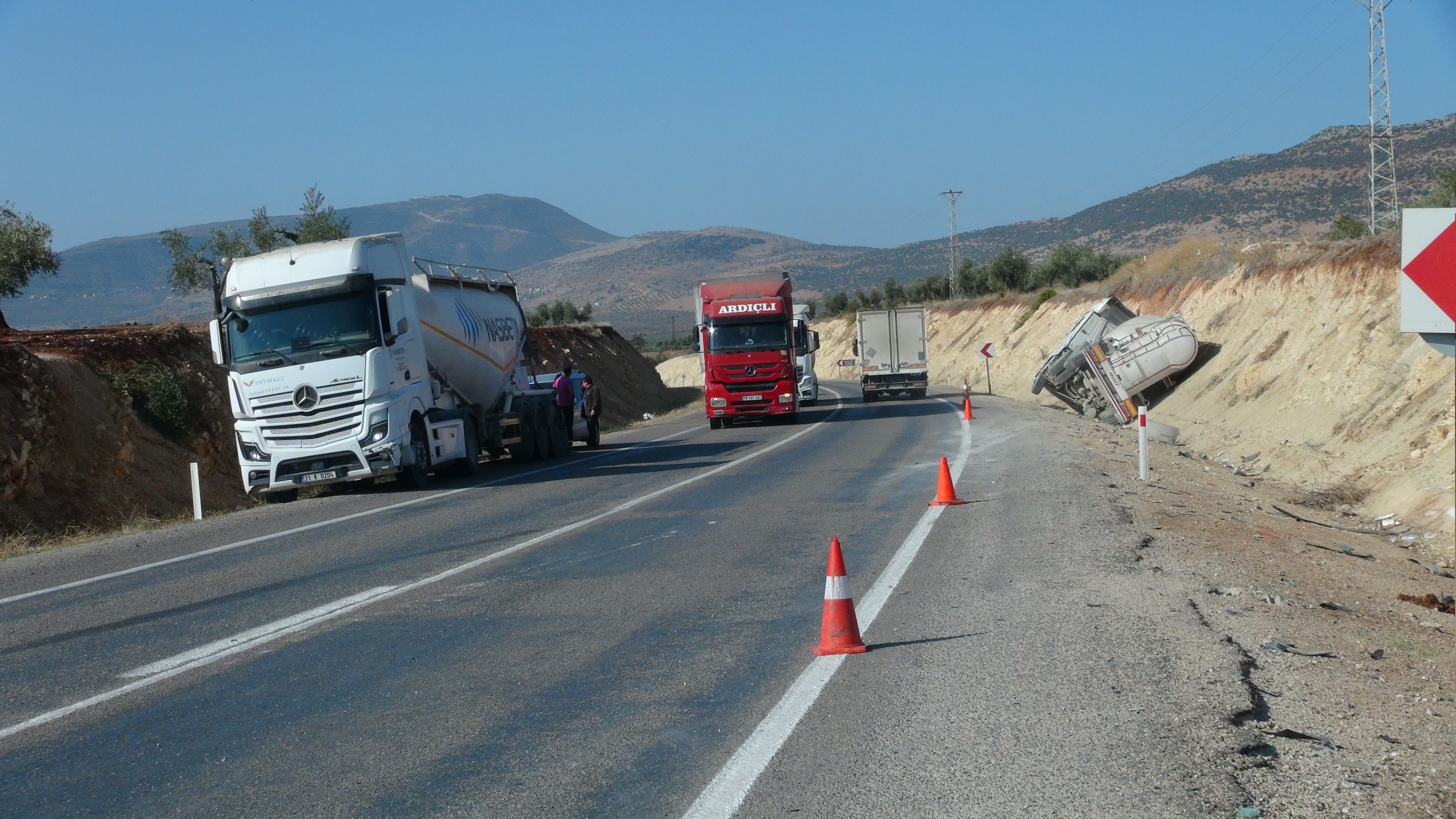 Kilis'te ardışık kazalar: Beton mikseri devrildi