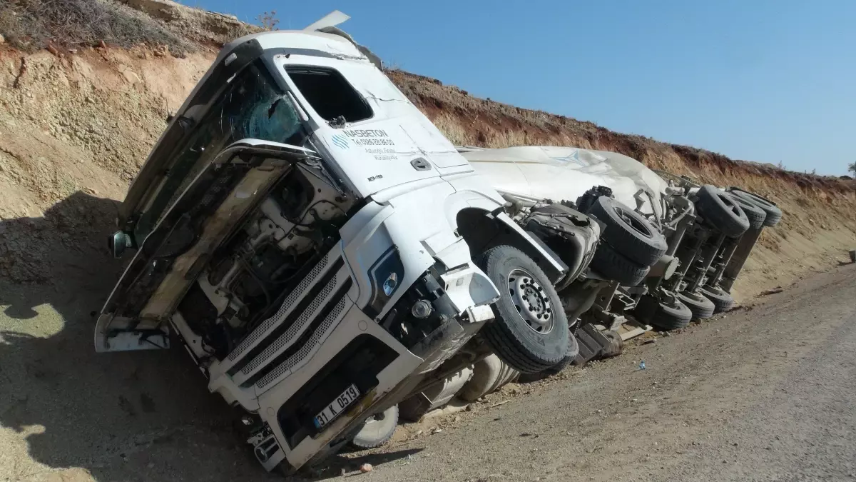 Kilis'te Zincirleme Trafik Kazası: Beton Mikseri Yolun İçine Savruldu
