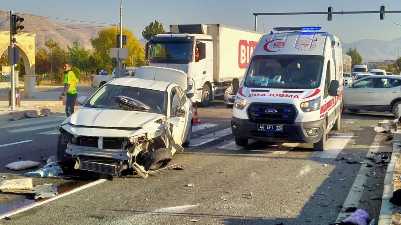 Malatya'da iki araç bir araya geldi, 2 kişi yaralandı.