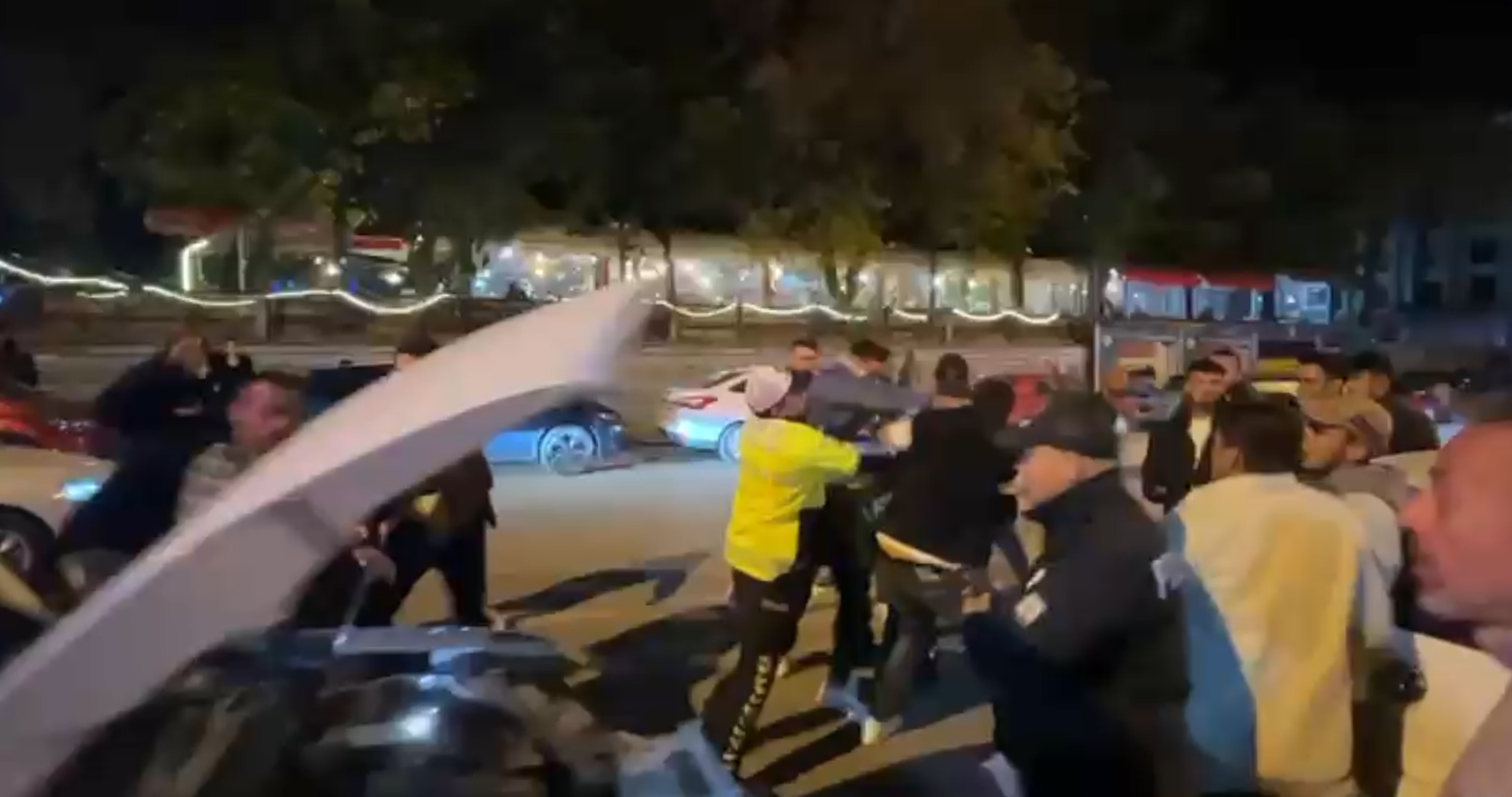 Polis kargaşayı yatıştırdı: Kaza sonrası cadde karıştı