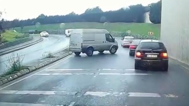 Sultangazi'de meydana gelen minibüs kazası güvenlik kameralarına yansıdı.