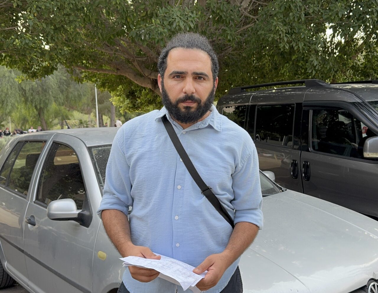Adana'da otomobilin çarptığı motosiklet sürücüsü kaza anı kamerada görüntülendi.
