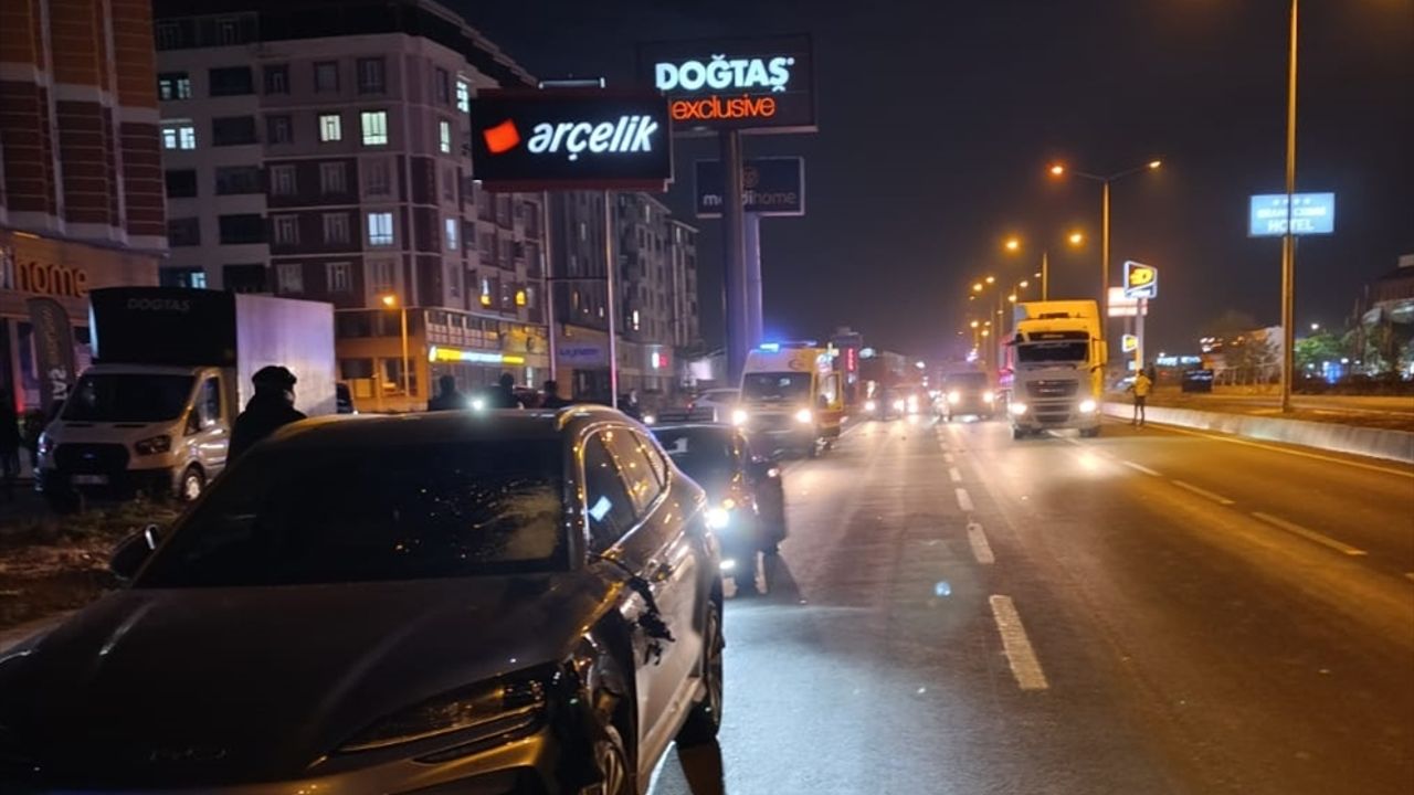 Ağrı'da araç yayalara çarptı, 1 kişi öldü, 1 kişi ağır yaralandı.