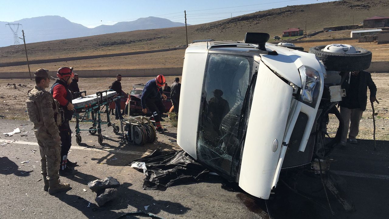 Ağrı'da meydana gelen trafik kazasında 1 ölü ve 2 ağır yaralı oldu.