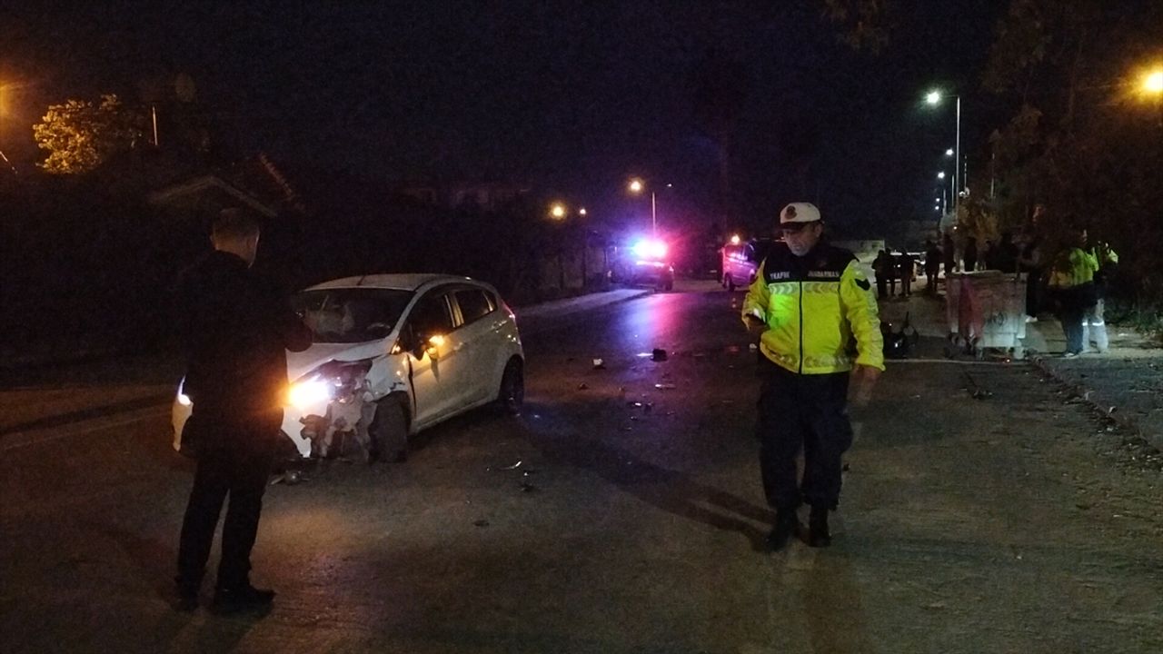 Antalya'da motosiklet ve araç çarpıştı, 2 kişi ağır yaralandı.