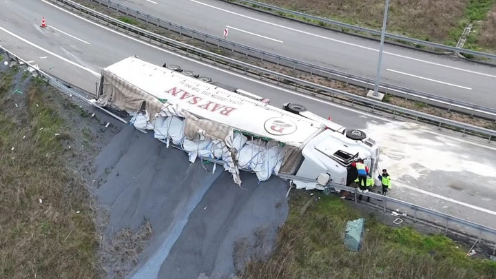Arnavutköy'de korkunç kaza! TIR devrildi ve sürücü ağır şekilde yaralandı...