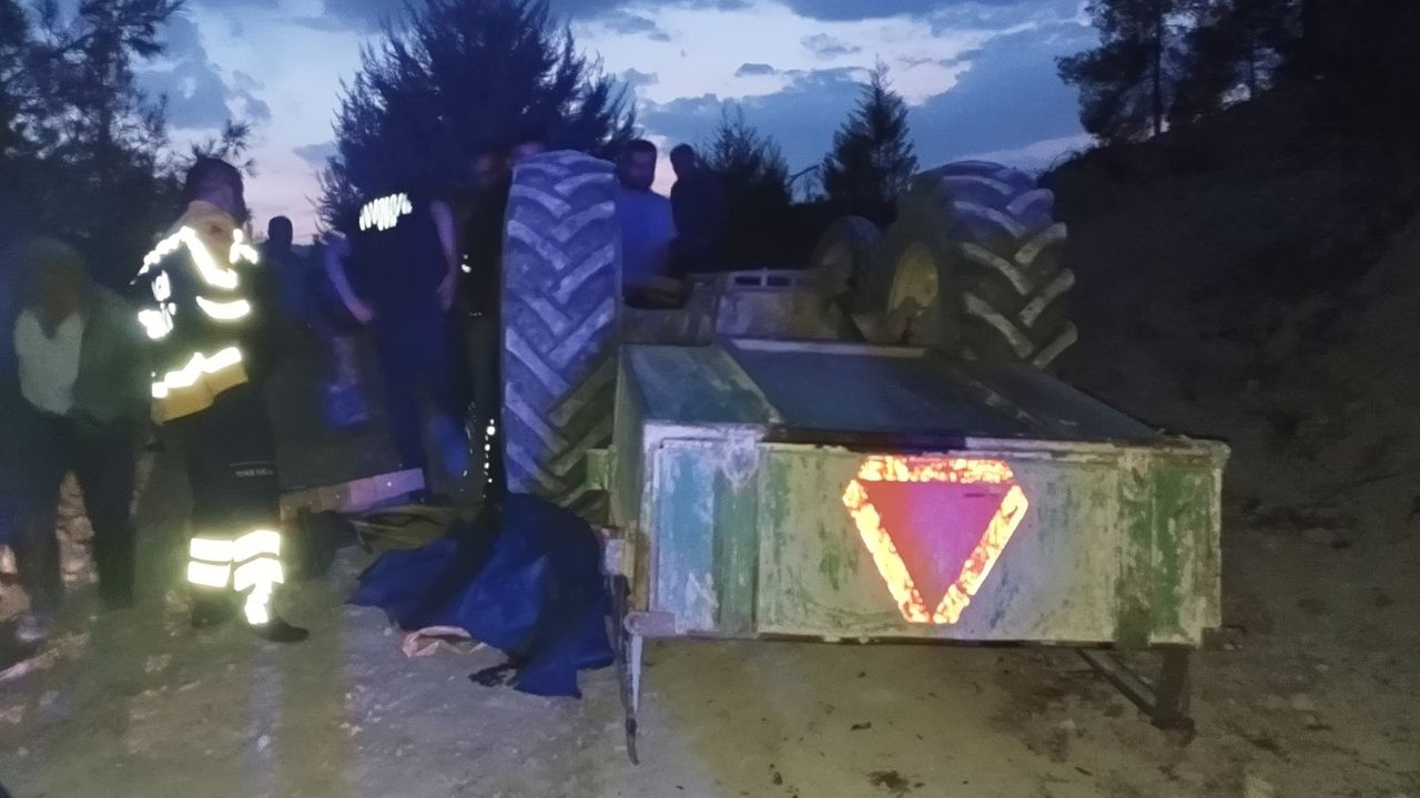 Burdur'da traktör devrildi, 1 kişi hayatını kaybetti, 1 kişi yaralandı.