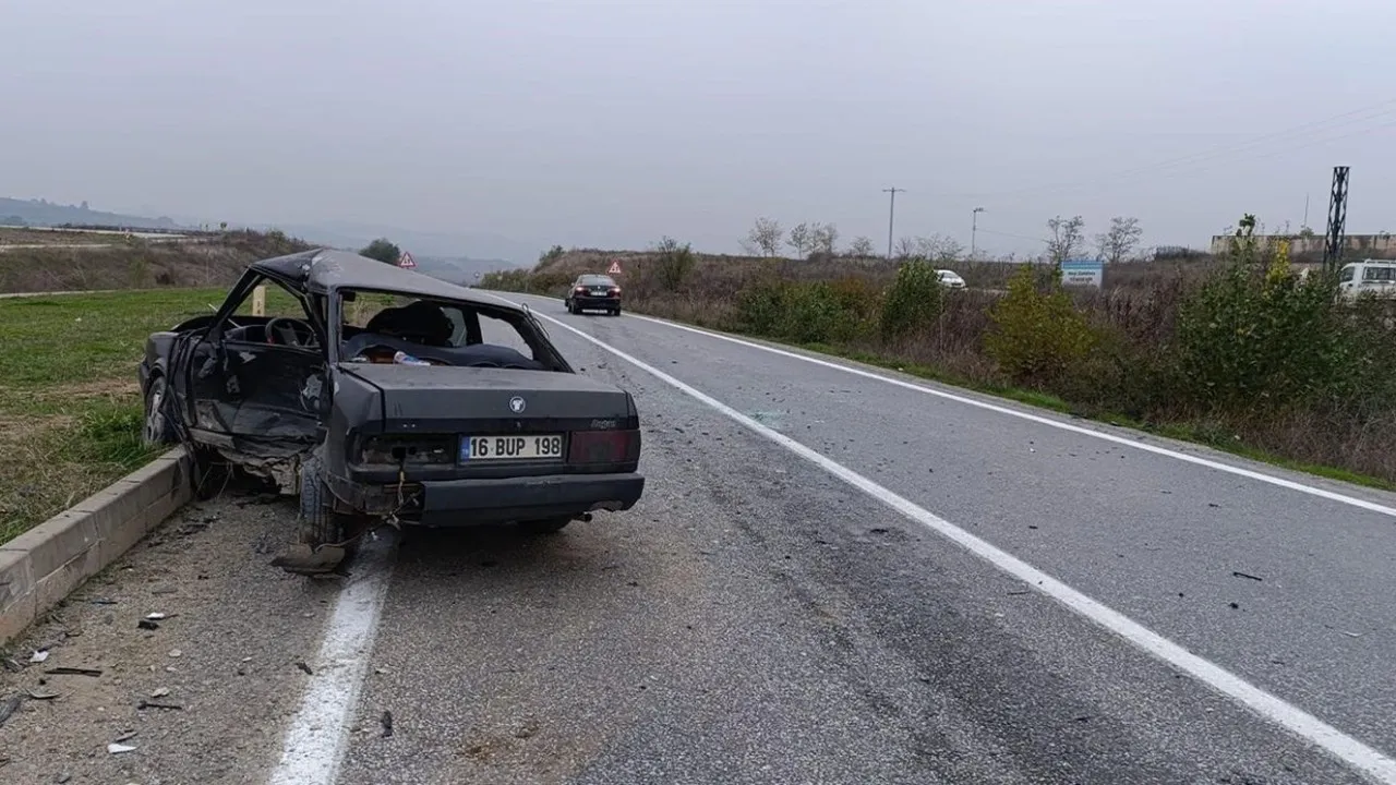 Bursa'da kaza: 1 kişi yaşamını yitirdi, 2 kişi yaralandı.