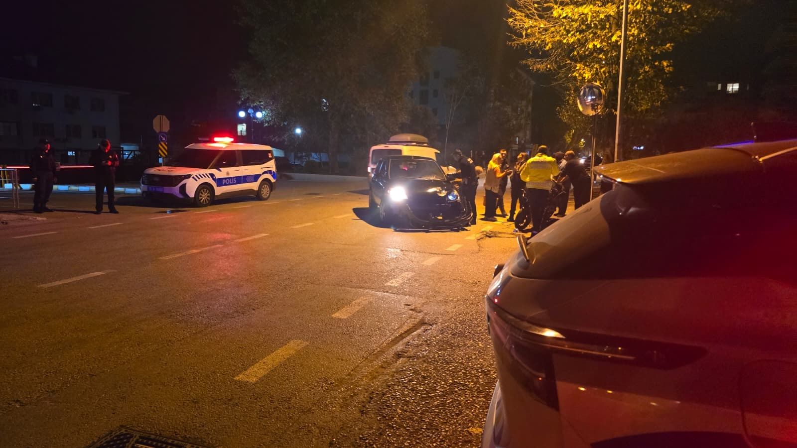 Bursa'da motosiklet ve araç çarpıştı: 2 kişi yaralandı.