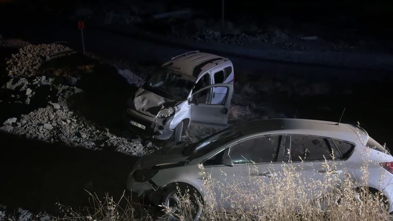 Diyarbakır'da meydana gelen iki farklı trafik kazasında 2 ağır yaralı, 4 kişi yaralandı.