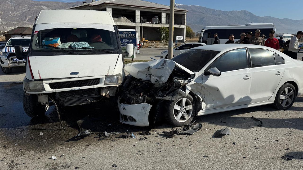 Erzincan'da gerçekleşen zincirleme kaza sonucunda 2 kişi yaralandı.