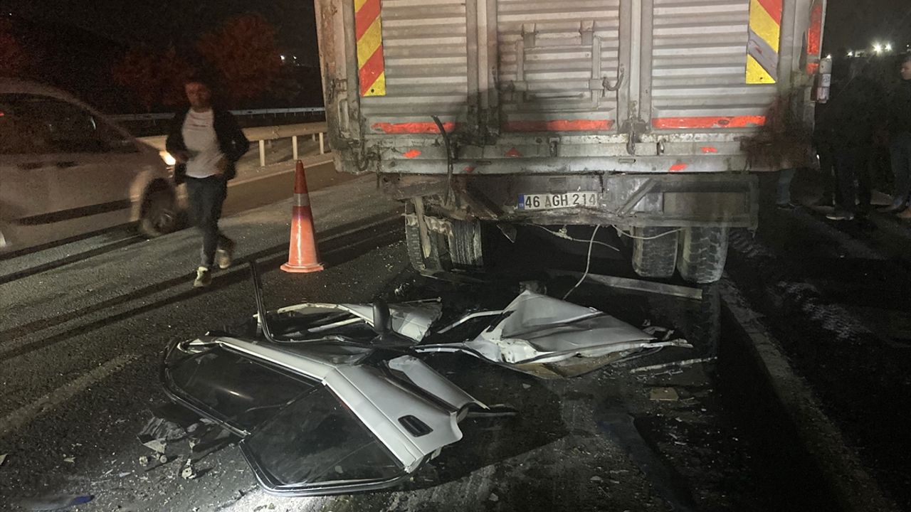 Gaziantep'te araç kamyonla çarpıştı, 3 kişi öldü.