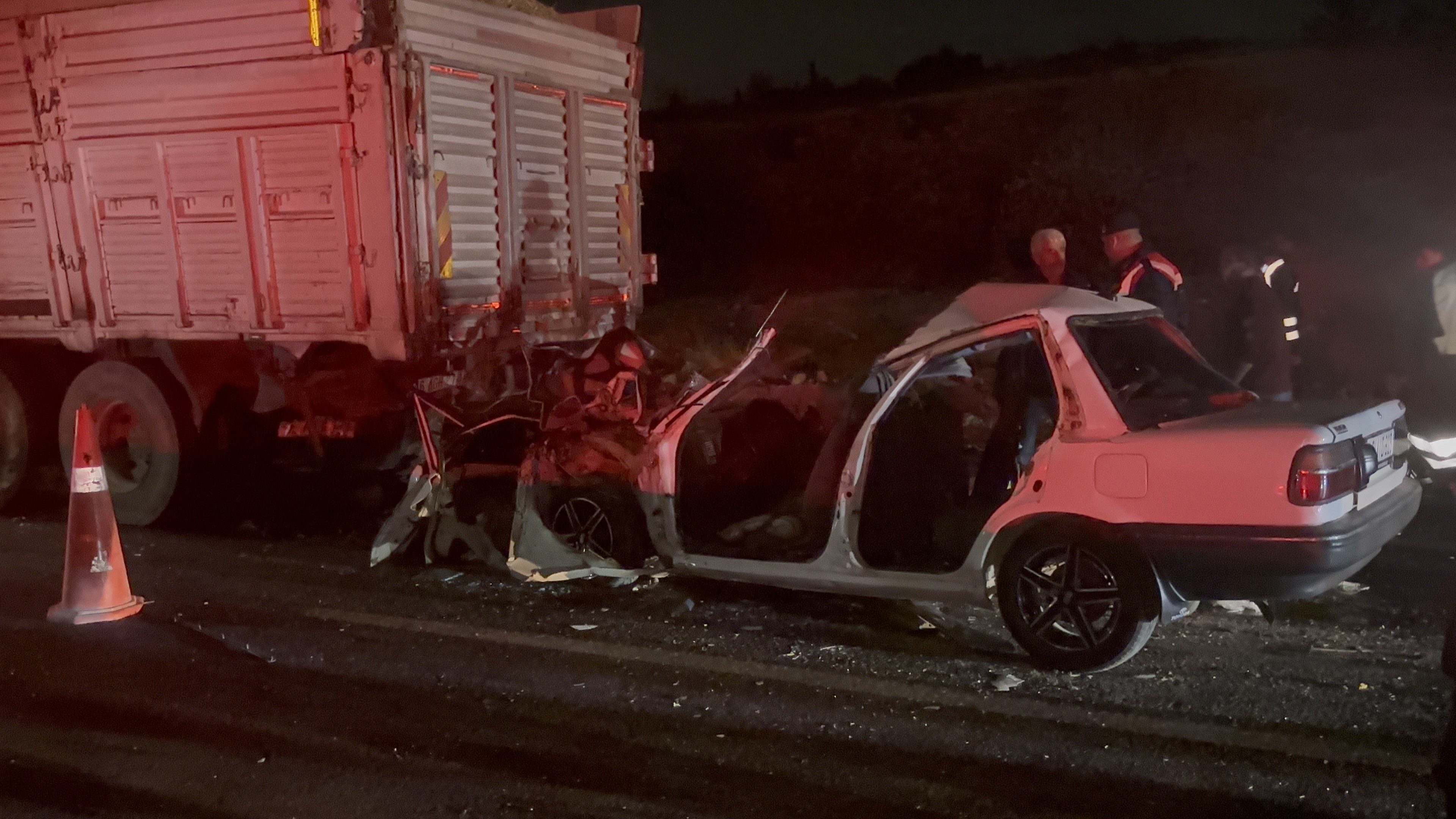 Gaziantep'te korkunç bir trafik kazasında 3 kişi hayatını kaybetti.