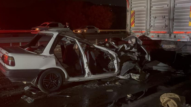 Gaziantep'te korkunç kaza: Otomobil, kamyona arkadan çarptı; 3 kişi hayatını kaybetti.