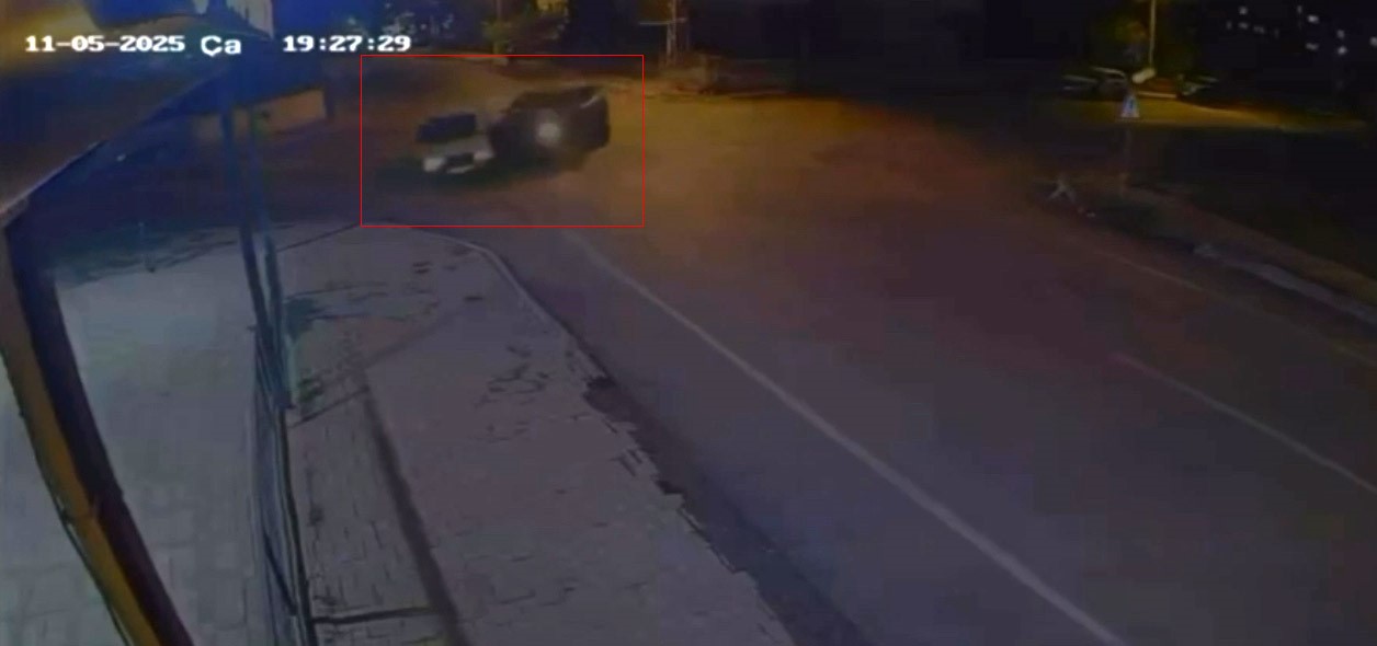 Hatay'da kafa kafaya çarpışan iki araç trafik kazası geçirdi.