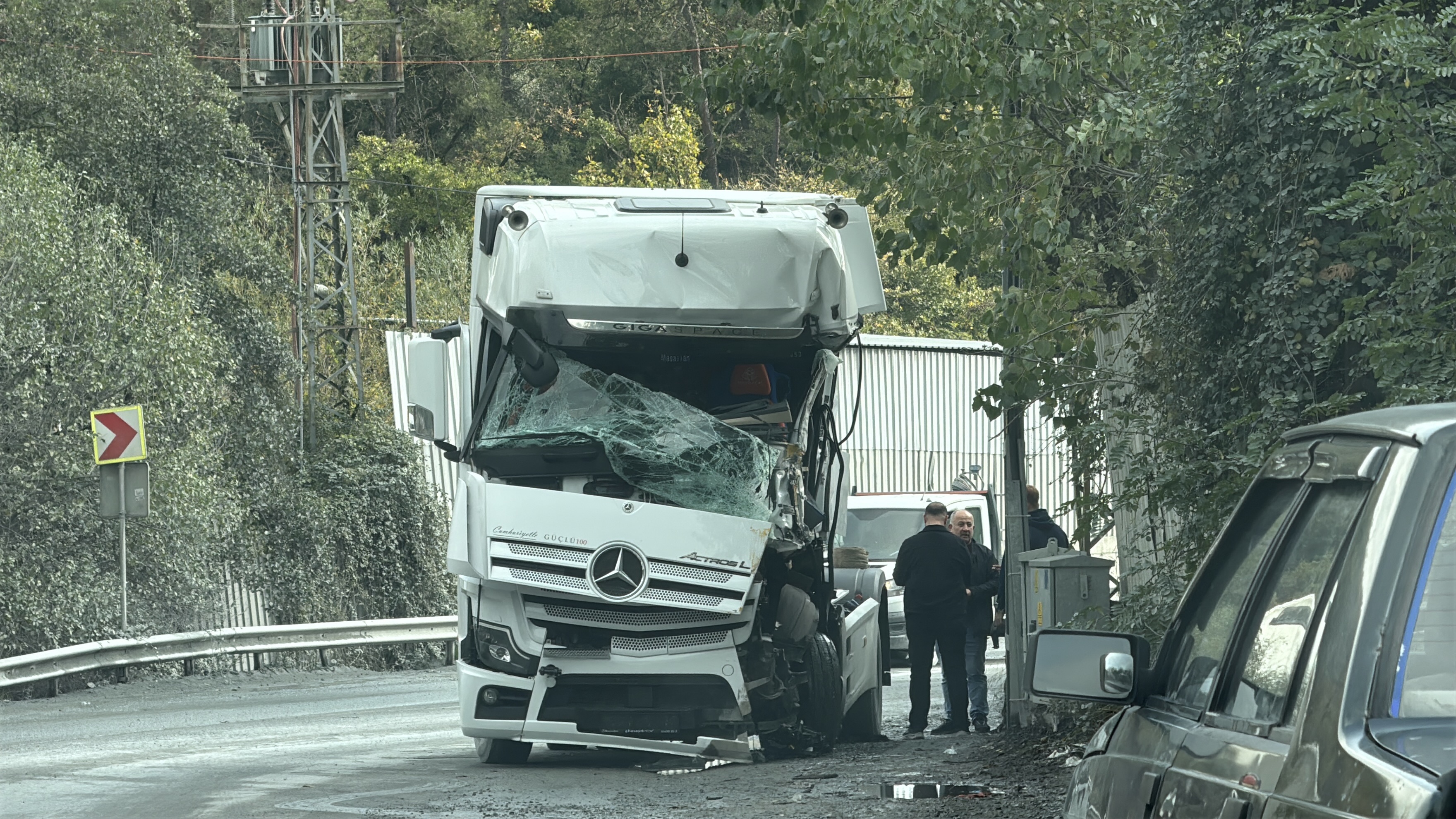 İstanbul'da kaza: 2 kamyon çarpıştı.