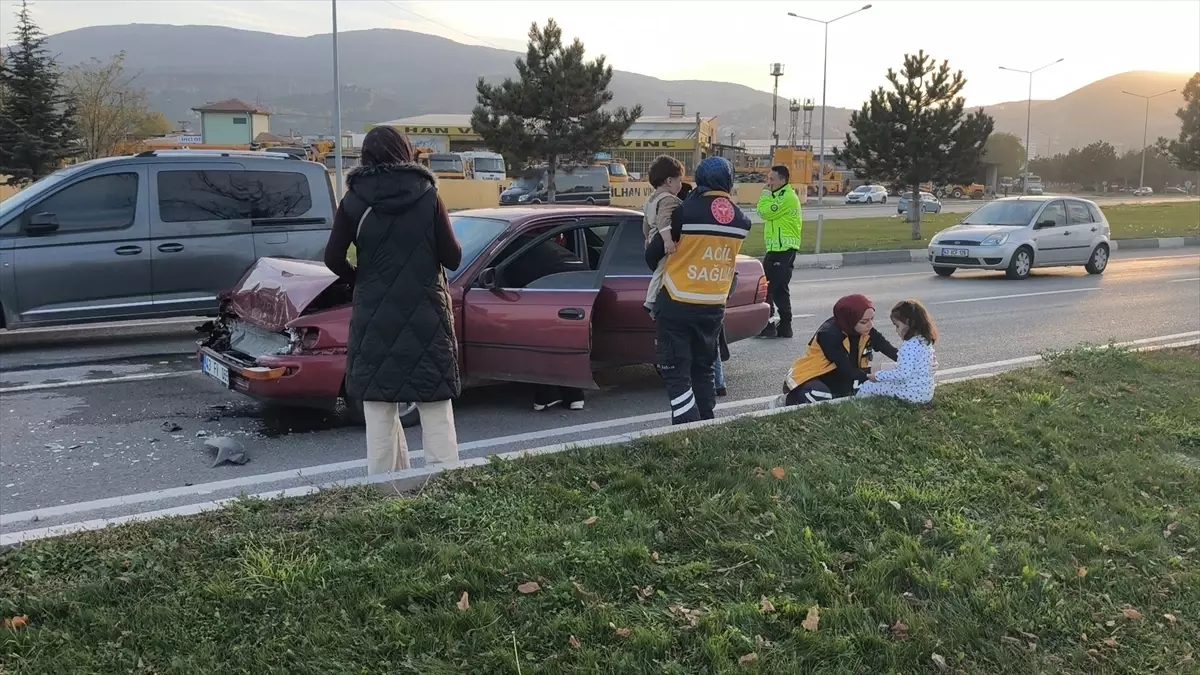 Kaza nedeniyle Kütahya'da 3 kişi yaralandı.